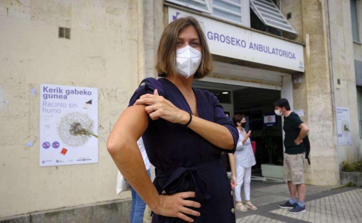 La donostiarra Cristina Tena espera su cita para vacunarse contra el Covid en el ambulatorio de Gros.