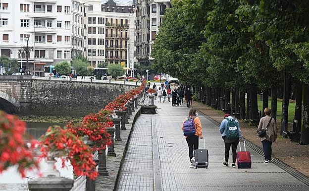 Los hospitales vascos atienden a 326 enfermos covid, casi cuatro veces más que hace un mes 