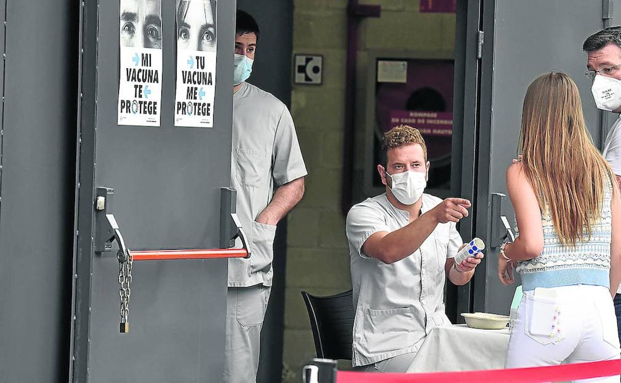 Sanitarios de Osakidetza atienden a una joven en Illunbe. 