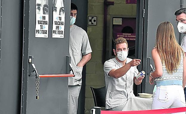 «Los efectos adversos de las vacunas pueden ser más agresivos en los adultos muy jóvenes»