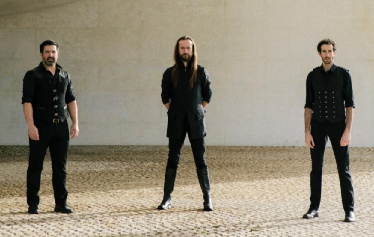 El trío de Iparralde Kalakan presentará mañana su último disco 'Artizar' en la plaza de toros de Tolosa. 