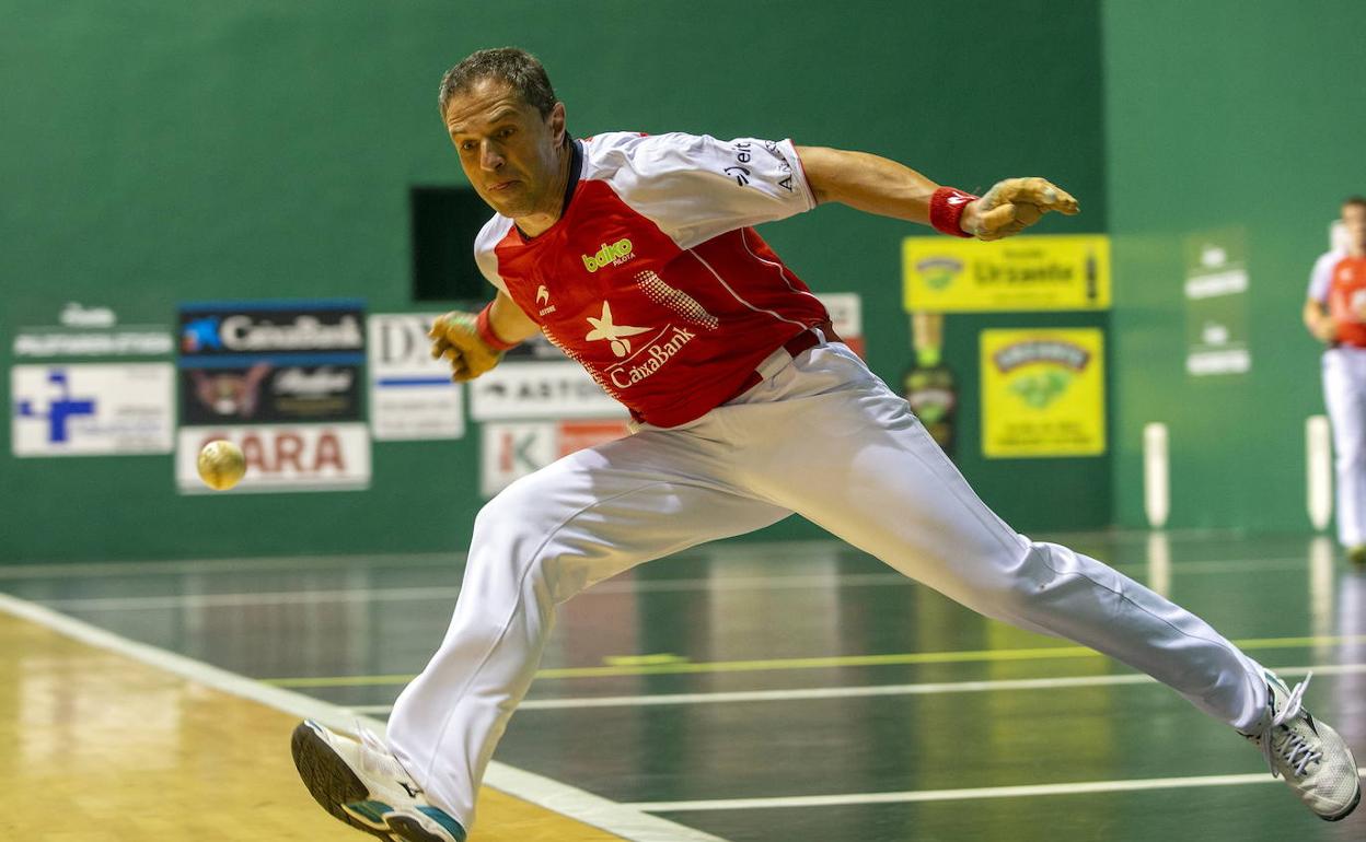 Aimar Olaizola se estira a por una pelota en el ancho, en el Labrit de Pamplona. 