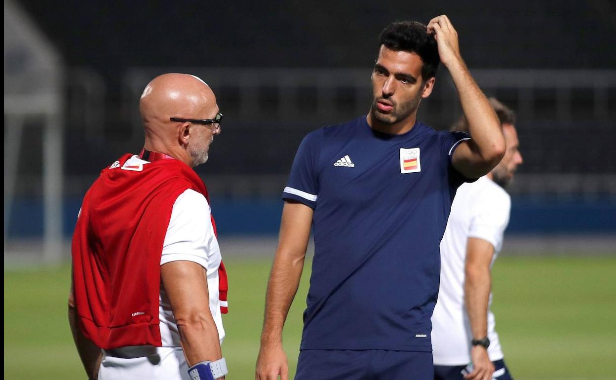Mikel Merino y Luis de la Fuente hablando durante un entrenamiento.