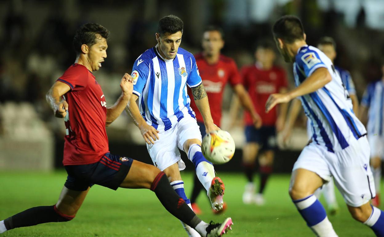 Merquelanz disputa un balón ante un jugador de Osasuna. 