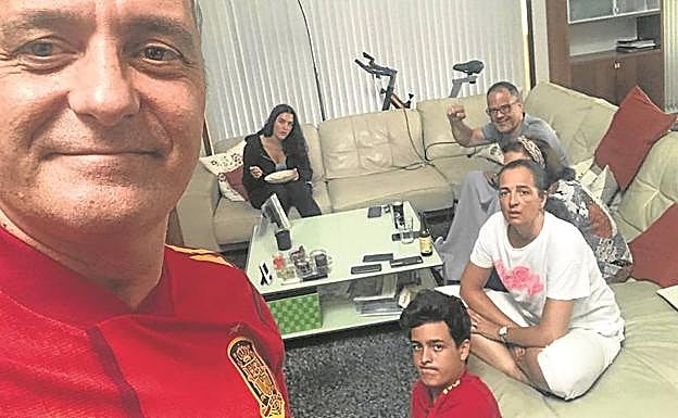 Miguel Merino saca un selfie para DV junto a la familia de Mikel. 