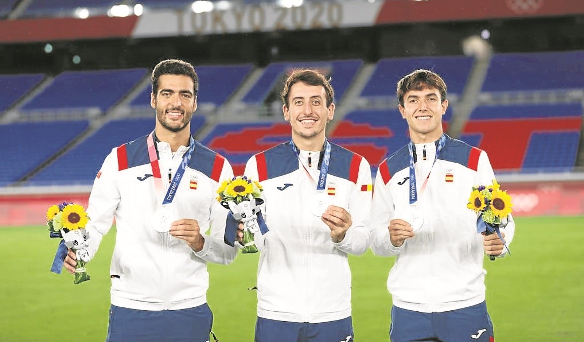 Merino, Oyarzabal y Zubimendi, con sus medallas en Yokohama. 