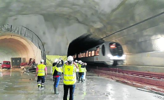 En la estación de Lugaritz ya se ha concluido «el telescopio» que une la vía nueva con la actual, en la que no se ha suspendido la circulación de trenes. 