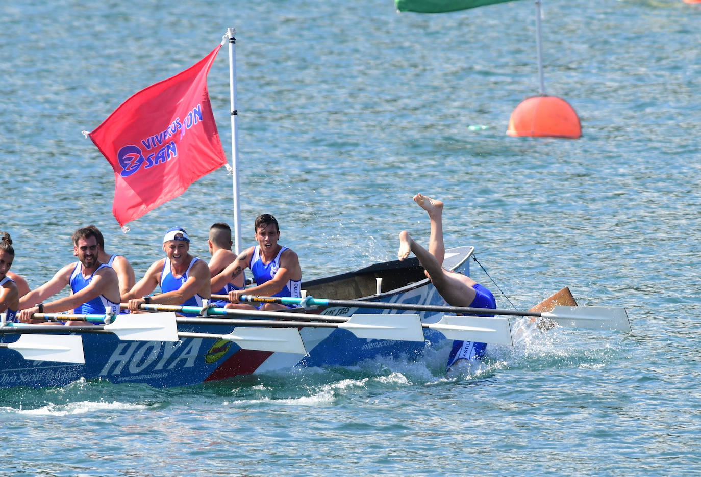 El patrón de Getaria ondea la bandera de la XII. Getariako Estropada. 