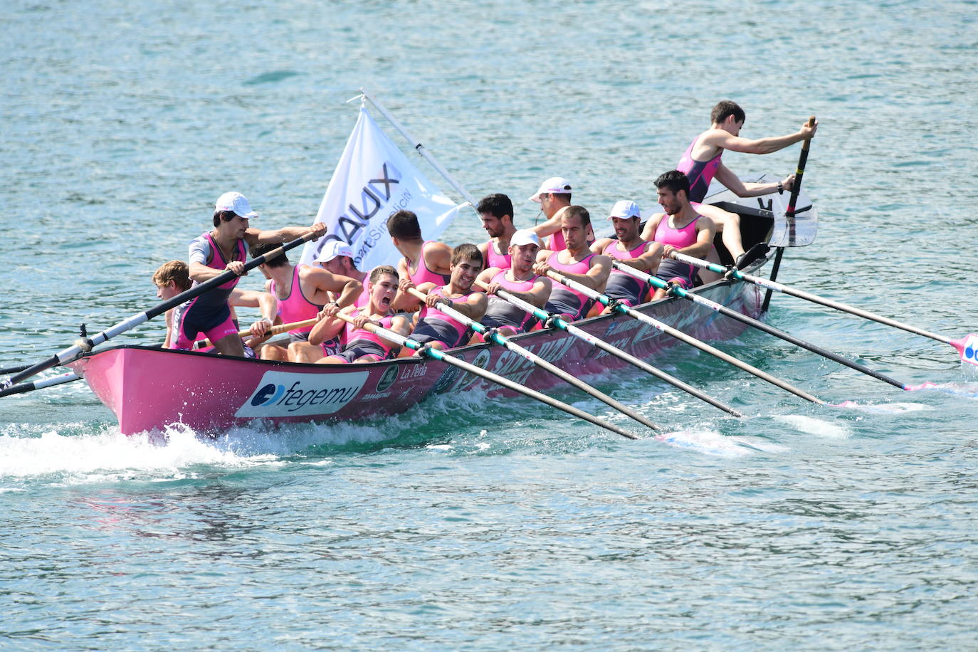El patrón de Getaria ondea la bandera de la XII. Getariako Estropada. 