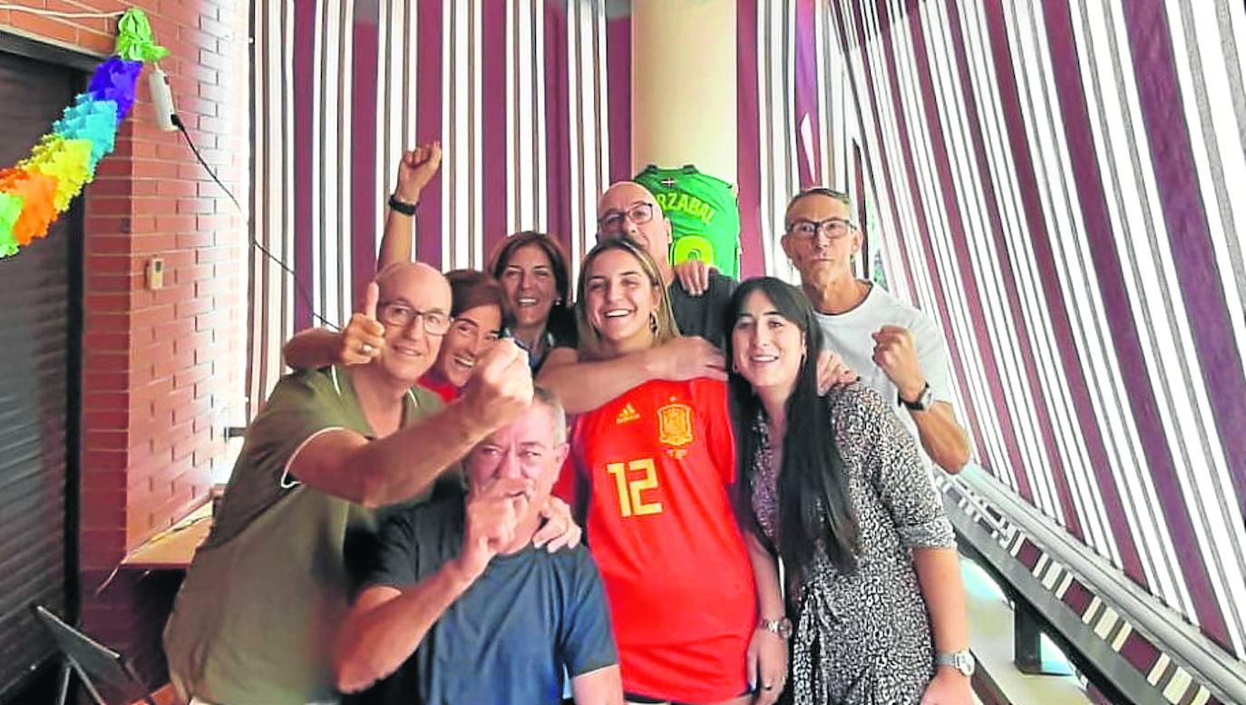 Los padres de Oyarzabal, Ernesto y Dorleta, y su hermana Elene, en el centro, con amigos animaron desde Jaca.