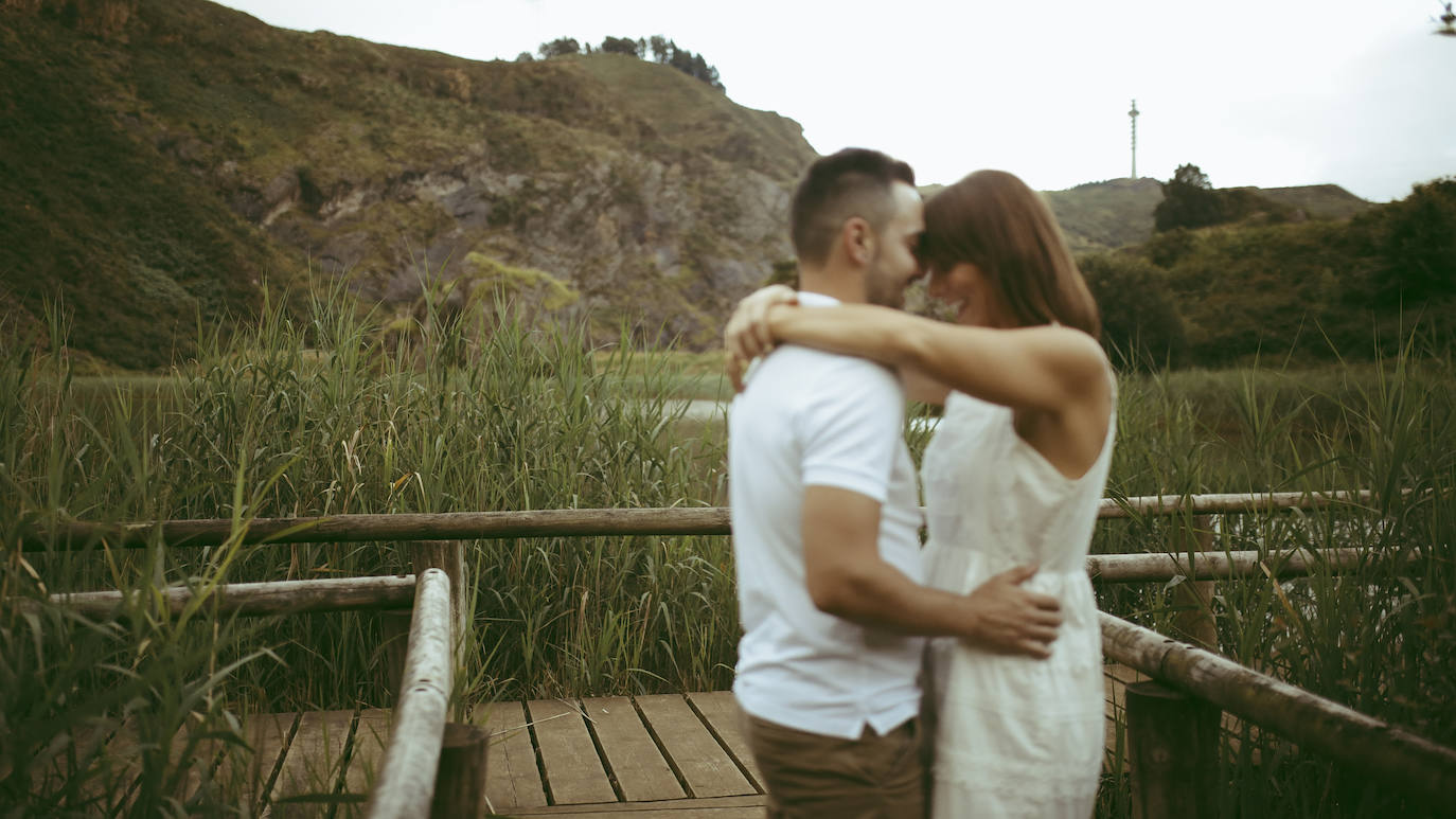 Ianire y Luis se darán el 'sí quiero' en una boda poco convencional. Antes de la esperada fecha (20 de agosto), han querido compartir su amor a través de una preboda singular cargada de amor