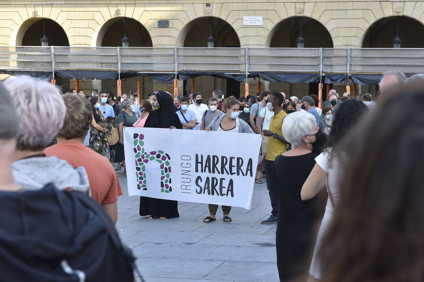 Decenas de personas han tomado parte este lunes por la tarde en la concentración convocada por la red ciudadana Irungo Harrera Sarea en la Plaza San Juan de Irun, para denunciar la muerte este pasado domingo de un migrante en el río Bidasoa.