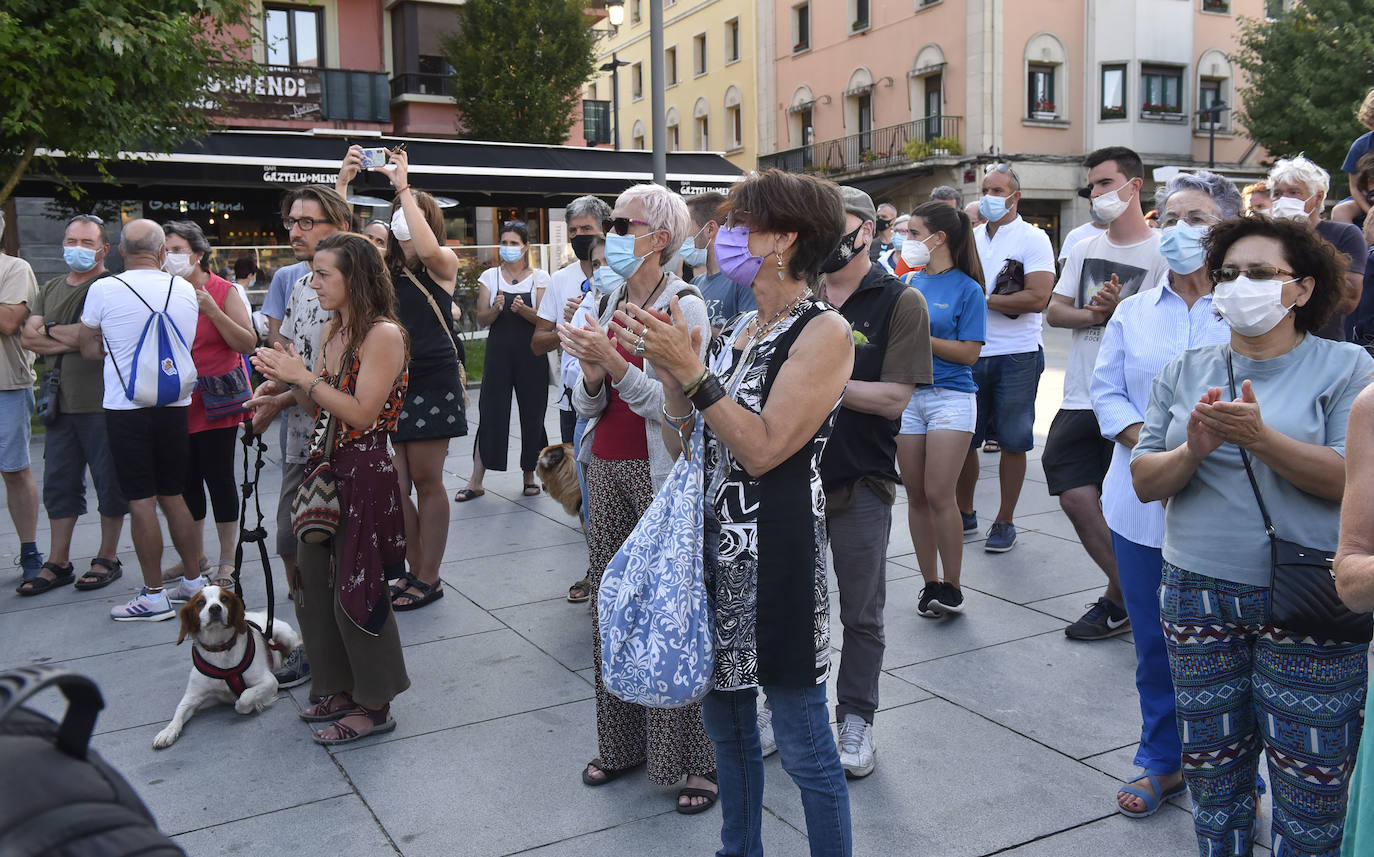Decenas de personas han tomado parte este lunes por la tarde en la concentración convocada por la red ciudadana Irungo Harrera Sarea en la Plaza San Juan de Irun, para denunciar la muerte este pasado domingo de un migrante en el río Bidasoa.