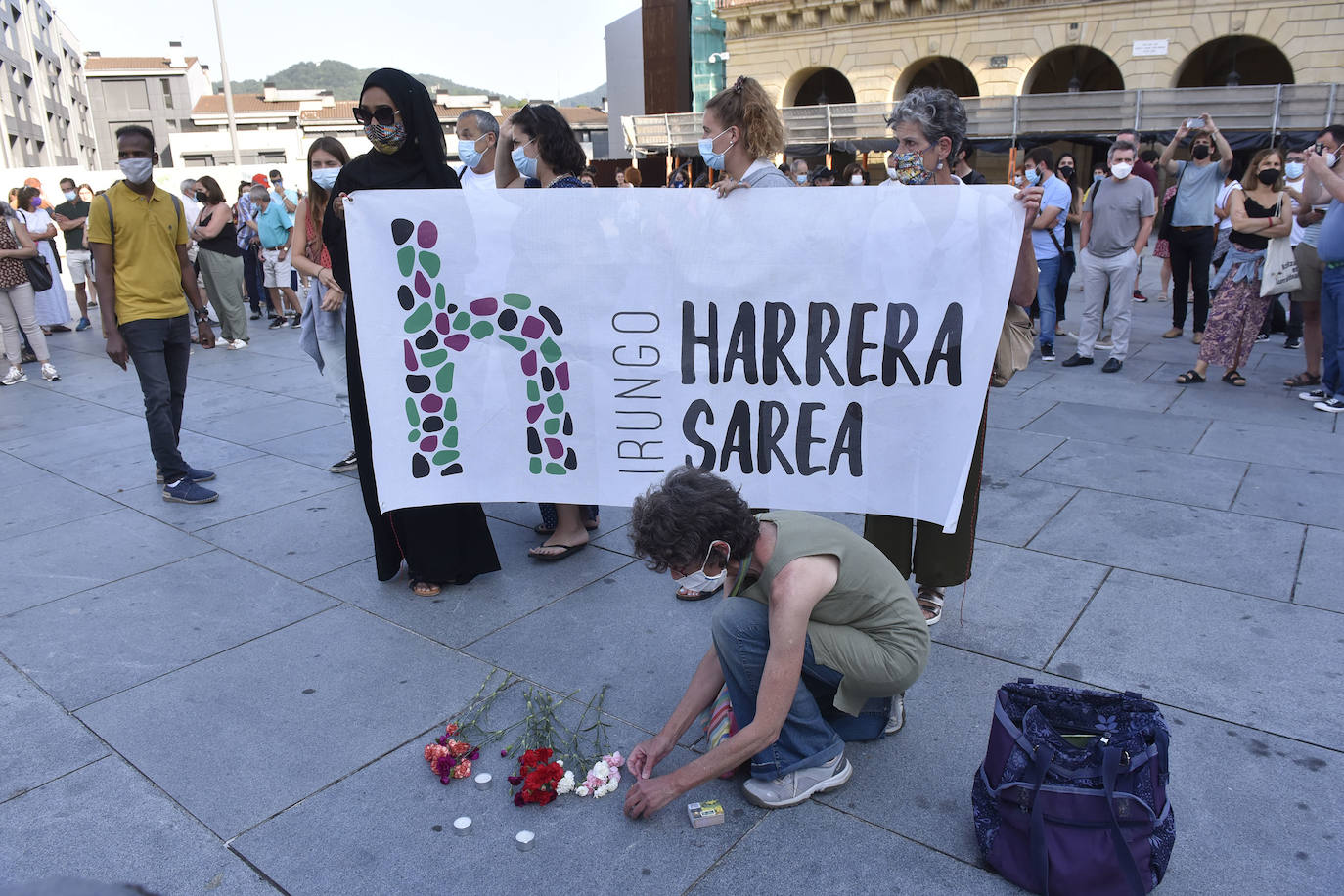 Decenas de personas han tomado parte este lunes por la tarde en la concentración convocada por la red ciudadana Irungo Harrera Sarea en la Plaza San Juan de Irun, para denunciar la muerte este pasado domingo de un migrante en el río Bidasoa.