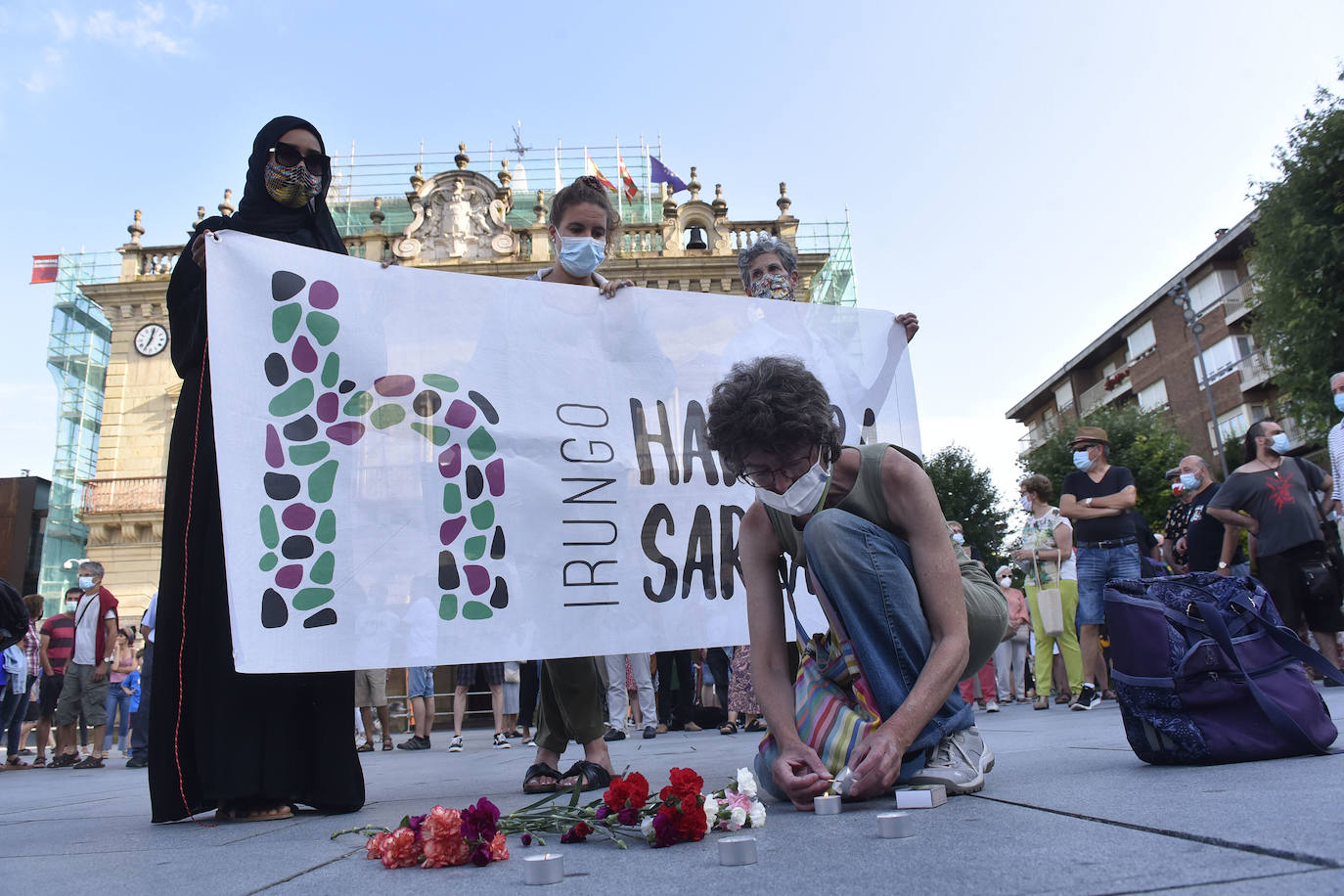 Decenas de personas han tomado parte este lunes por la tarde en la concentración convocada por la red ciudadana Irungo Harrera Sarea en la Plaza San Juan de Irun, para denunciar la muerte este pasado domingo de un migrante en el río Bidasoa.
