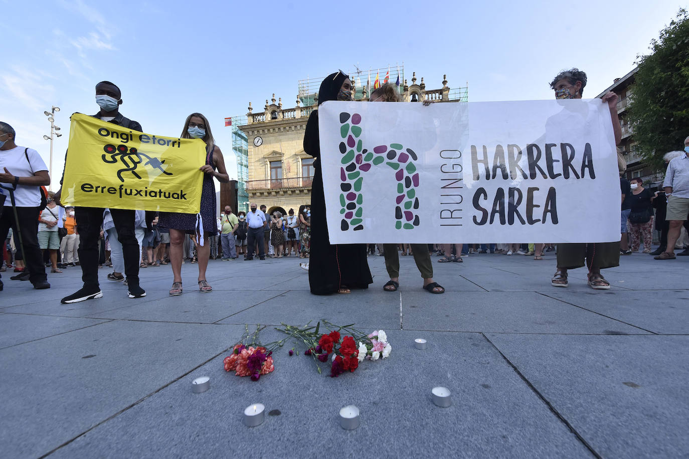 Decenas de personas han tomado parte este lunes por la tarde en la concentración convocada por la red ciudadana Irungo Harrera Sarea en la Plaza San Juan de Irun, para denunciar la muerte este pasado domingo de un migrante en el río Bidasoa.