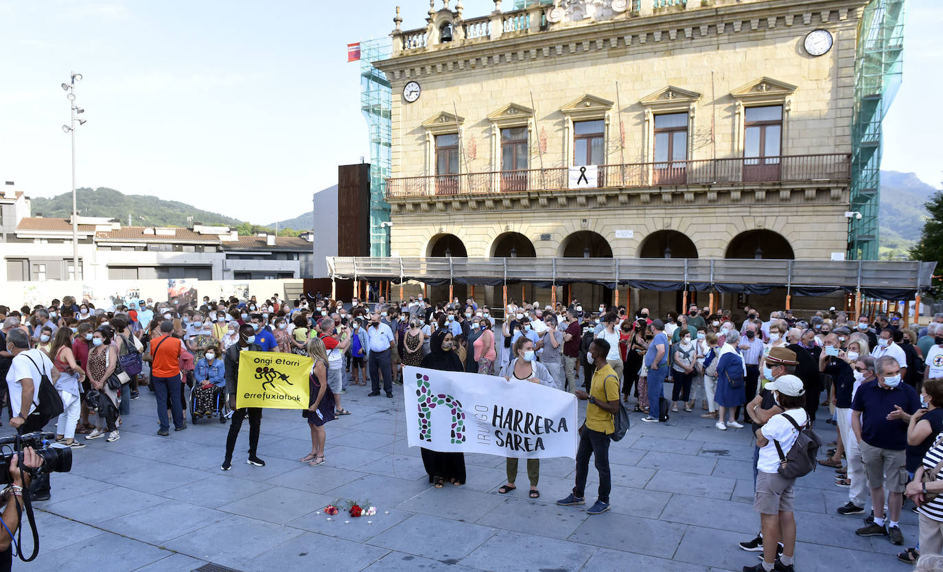 Decenas de personas han tomado parte este lunes por la tarde en la concentración convocada por la red ciudadana Irungo Harrera Sarea en la Plaza San Juan de Irun, para denunciar la muerte este pasado domingo de un migrante en el río Bidasoa.