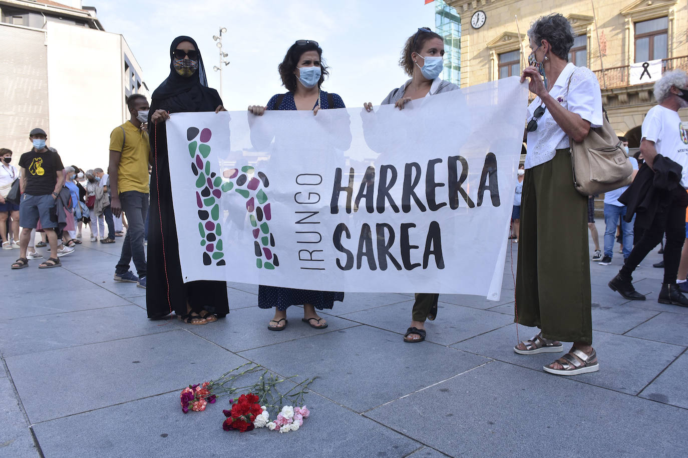 Decenas de personas han tomado parte este lunes por la tarde en la concentración convocada por la red ciudadana Irungo Harrera Sarea en la Plaza San Juan de Irun, para denunciar la muerte este pasado domingo de un migrante en el río Bidasoa.