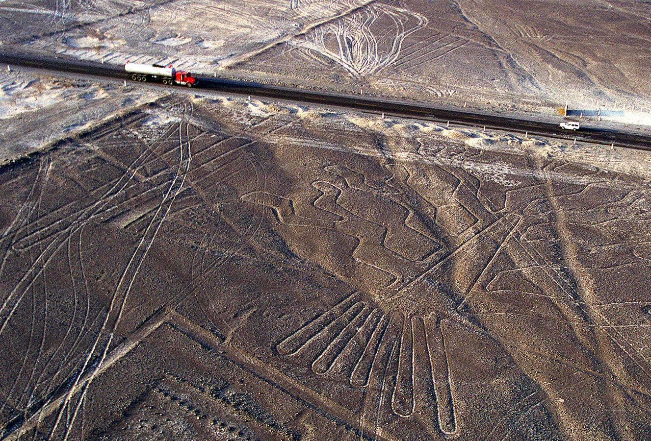 Las líneas de Nazca (Perú). Centenares de figuras geométricas trazadas con brillante precisión sobre el suelo desértico hace miles de años. Unas líneas que, en ocasiones, adoptan formas de animales gigantescos de hasta 275 metros de largo. Sus contornos describen decenas de aves, desde colibríes hasta pelícanos o grullas. Están declaradas Patrimonio de la Humanidad por la Unesco en 1994.