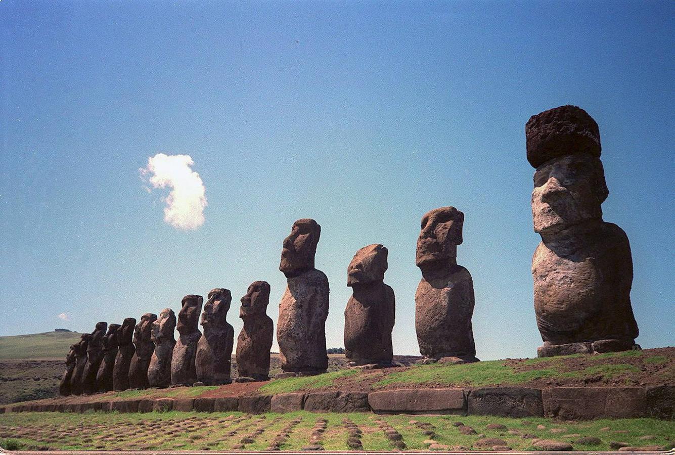 Isla de Pascua. ​Es una isla de Chile ubicada en la Polinesia, en medio del océano Pacífico. Es uno de atractivos turísticos del país debido a su belleza natural y sus misteriosas estatuas conocidas como moáis que se cree representan a los antepasados de los antiguos habitantes de la isla de la etnia rapanui. Cuando en el siglo XVIII los primeros navegantes europeos llegaron a la isla, se encontraron con una cultura que había tallado, sólo con herramientas líticas, unas gigantescas esculturas de roca volcánica. Todas las figuras eran de una sola pieza, provenían de una misma cantera Rano Raraku y habían sido transportadas sin animales de tiro, ni ruedas, hasta unas plataformas cerca del mar llamadas ahu ¿Cómo lo hicieron?