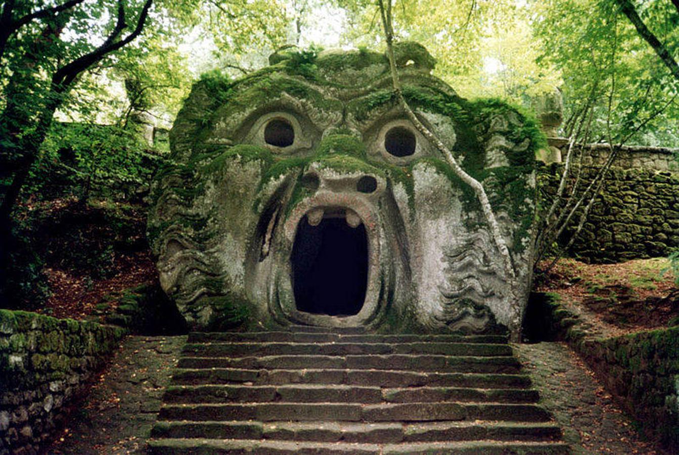 Parque de los Monstruos (Italia). En los jardines del Castillo de los Orsini​ en Bomarzo, provincia de Viterbo, surge a la vista del paseante una fabulosa sucesión de desmesuradas esculturas talladas en roca, de aspecto terrible o absurdo, que representan personajes míticos y seres fantásticos. Su construcción se inició hacia 1550 bajo la dirección de los arquitectos manieristas Pirro Ligorio y Jacopo Vignola, atendiendo a los extravagantes deseos del propietario, Pierfrancesco II Orsini, motivados por el reciente fallecimiento de su esposa.