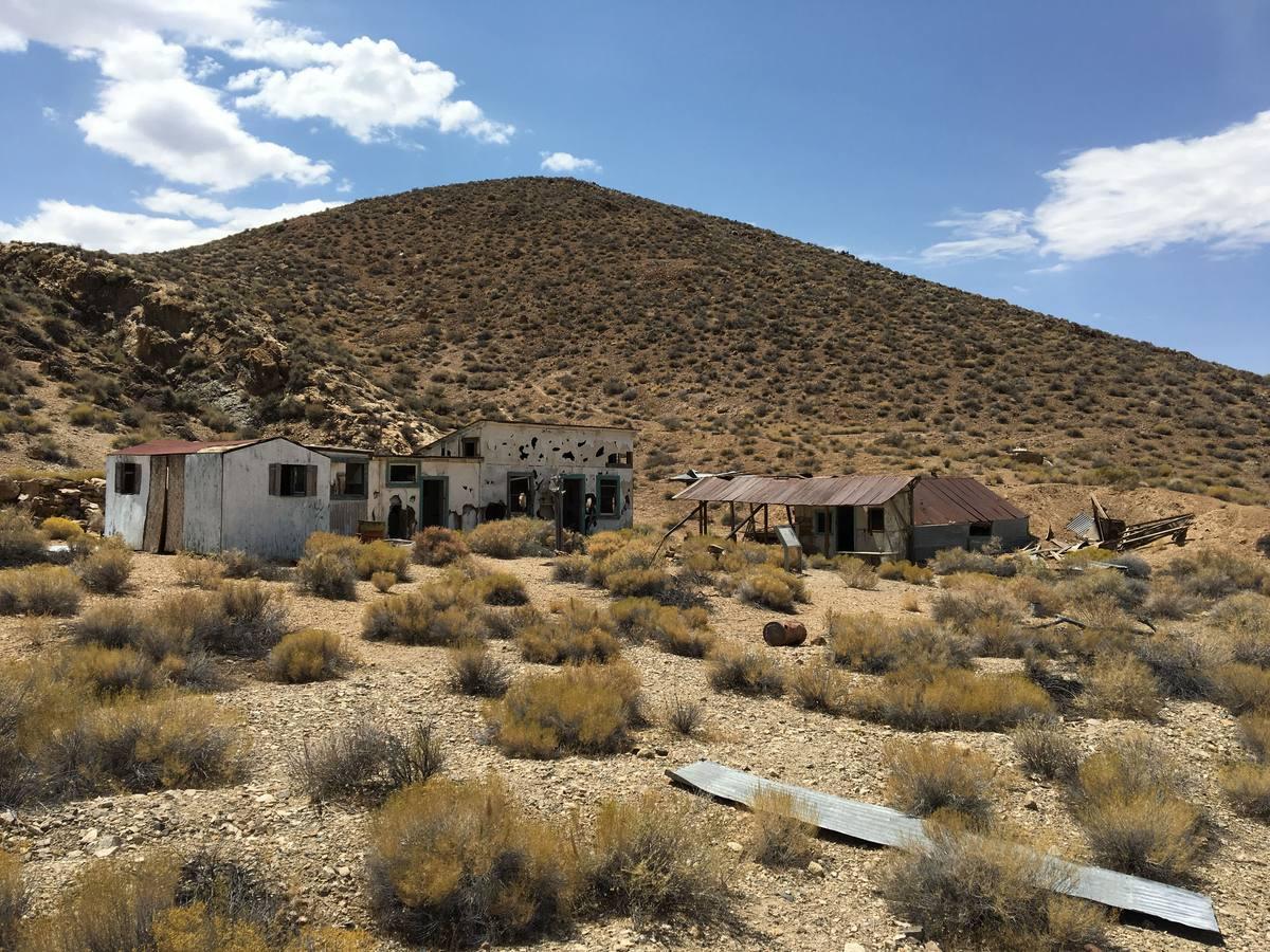 Valle de la Muerte (EE UU). Es un valle desértico ubicado al sureste de California. Según los científicos, este lugar es el más caliente y el más seco del mundo. Dentro del Parque Natural del Valle de la Muerte se encuentra un lago seco estacional conocido como Racetrack Playa, donde se puede observar un asombroso fenómeno geológico por el cual las piedras se mueven sin intervención humana y dejan largas trazas, a modo de surco. Las piedras se mueven solo cada dos o tres años y la mayoría de sus huellas se conservan durante tres o cuatro años.