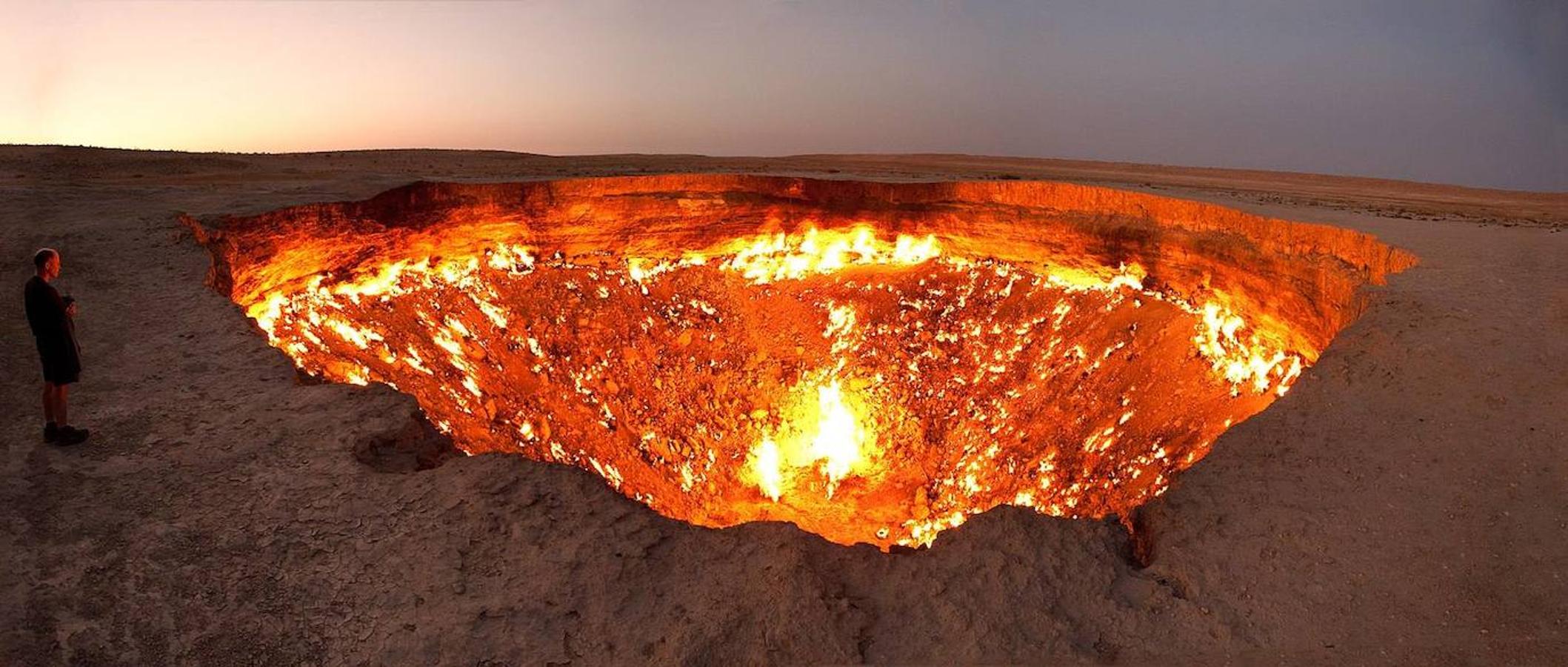 El pozo de Darvaza. También conocido como puerta al Infierno, es una antigua prospección de gas ubicada en el desierto de Karakum, cerca de la pequeña aldea de Darvaza, en Turkmenistán. Este cráter de 69 metros de diámetro, 30 metros de profundidad y una temperatura en su interior de 400°C se creó tras un accidente en 1971 durante unas obras de prospección de gas de geólogos soviéticos, quienes vieron cómo su equipo y sus tiendas eran tragados por la tierra. Lleva cuatro décadas incendiado. Desde entonces arde sin parar. Ha habido intentos fallidos por apagar el fuego.