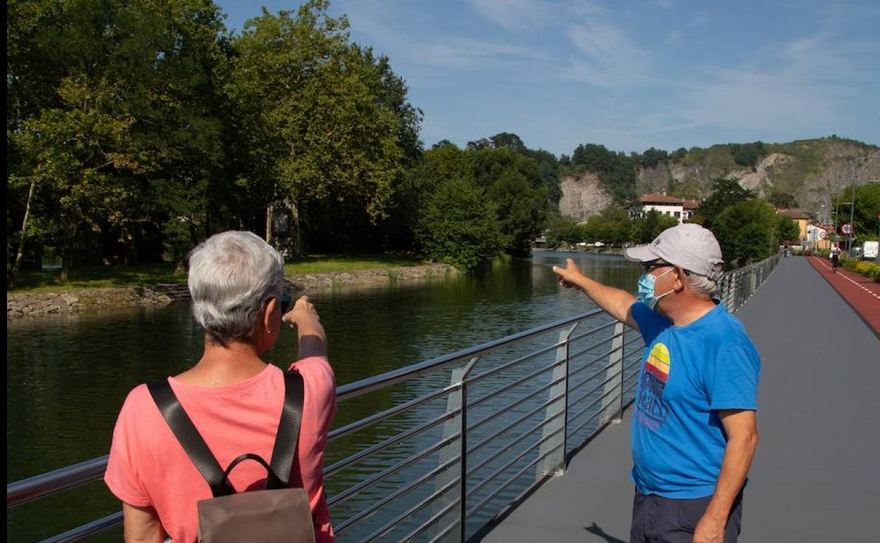 Dos hombres señalan el lugar en el que ha sido socorrido el joven.