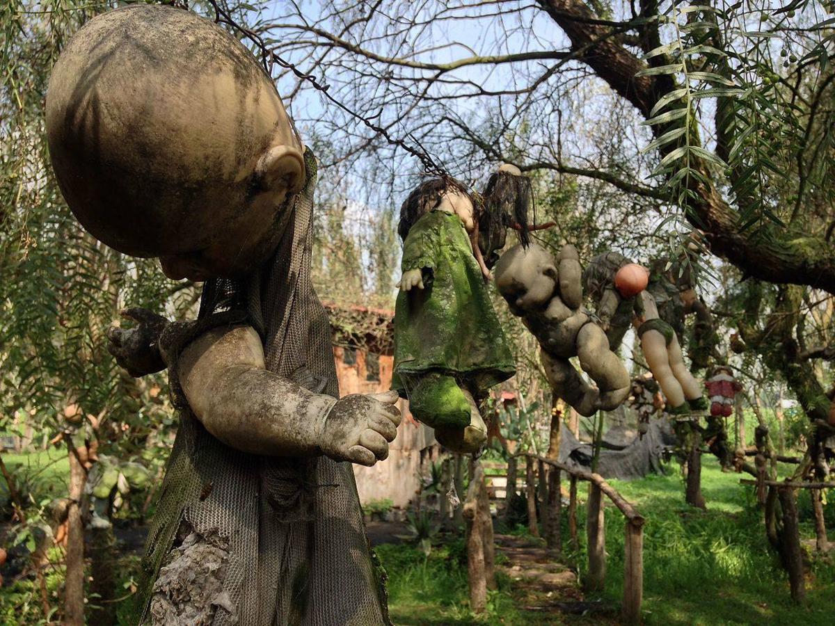 Isla de las Muñecas (México). Situada en los canales de Xochimilco, al sur del centro de la Ciudad de México, muy cerca del estadio de fútbol Estadio Azteca. Originalmente propiedad de Don Julián Santana, está repleta de muñecas colgando de árboles y construcciones, cubiertas de telarañas e insectos. La leyenda asegura que una joven falleció ahogada enredada entre los lirios del canal y su cuerpo fue encontrado a las orillas de las chinampas de Santana. Don Julián comenzó a experimentar situaciones inexplicables por lo que, aterrorizado, colocó muñecas que encontraba en la basura o en los canales de Cuemanco con la idea de que éstas ahuyentarían el alma de la joven.