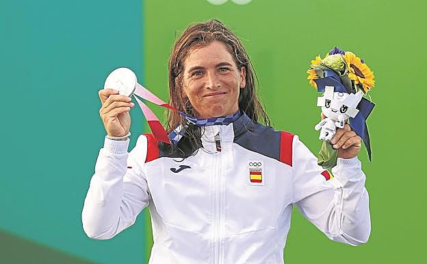Maialen Chourraut posa sonriente con la medalla de plata lograda en Tokio.