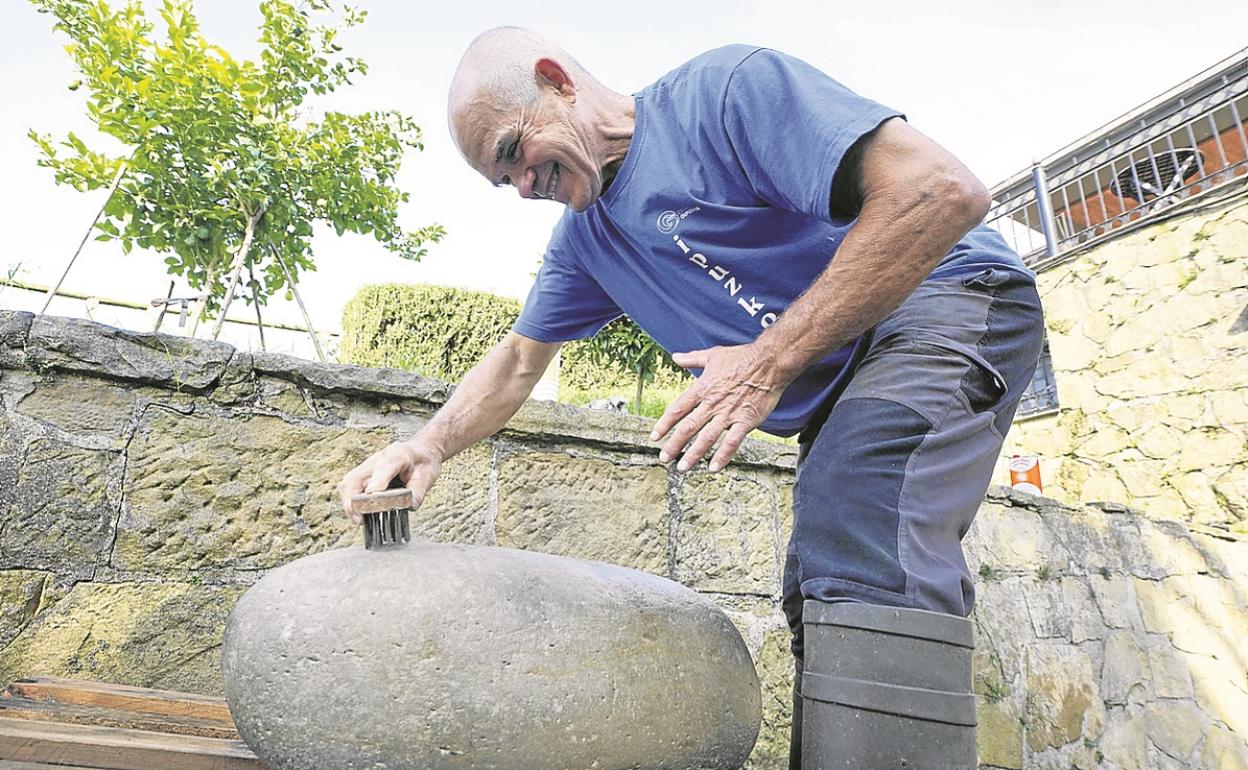 José Ignacio Saizar, ayer en Astigarraga con la Igeldoko Harria masculina. 