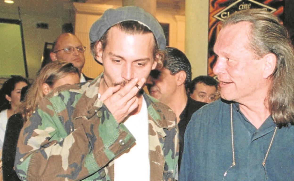 Depp, junto a Terry Gilliam en su aparición sorpresa en el Teatro Principal en 1998.