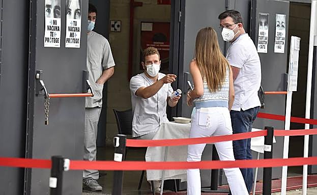 Osakidetza ruega a los jóvenes a que se vacunen porque hay más de 57.000 citas disponibles hasta septiembre