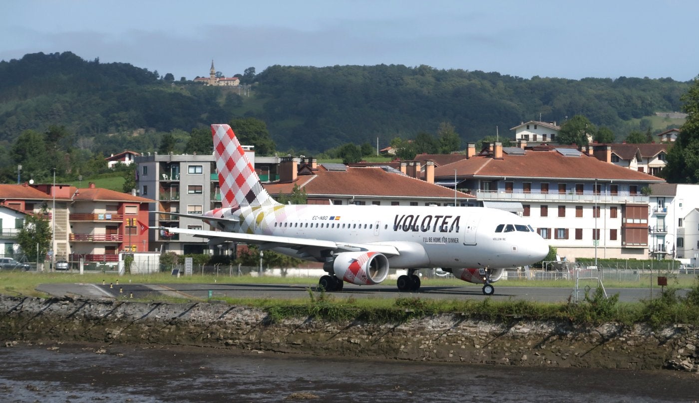 Un vuelo de Volotea, en la conexión con Menorca ayer. 