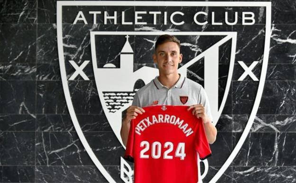 Álex Petxarroman posando con la camiseta del Athletic. 