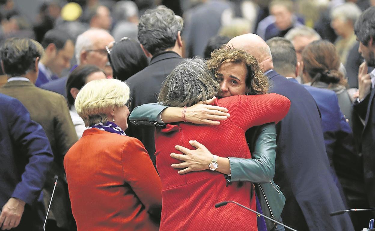 La eurodiputada popular Dolors Montserrat se abraza con representantes británicos en el Eurocámara el día que se oficializó el Brexit. Francisco seco 