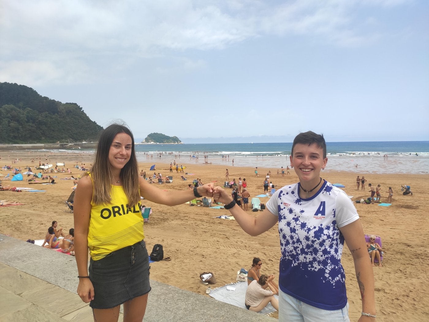 Zarautz. Nadeth Aguirre (Orio) y Andrea Astudillo (Arraun Lagunak), con el campo de regateo de fondo.
