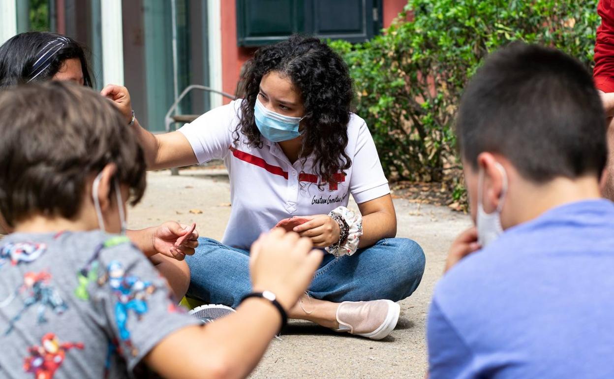 Cruz Roja reivindica la labor de los 150 jóvenes voluntarios de Gipuzkoa que han ayudado a 1.800 niños