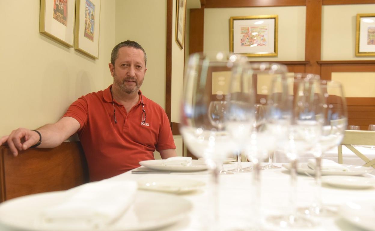 Alfredo, patrón del 'Kiki', en una de las mesas del restaurante, que derrochafamiliaridad y sirve buenos platos para deleitar a su clientela. 