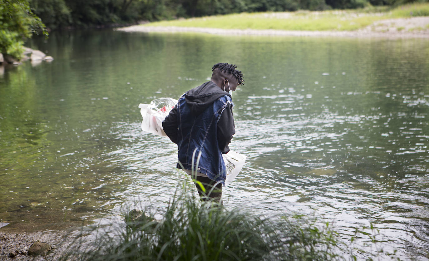 El tío del joven ahogado en el Bidasoa ha recibido el último adiós de su tío, que ha visitado el recurso de Cruz Roja en Hilanderas y el punto en el que su sobrino se lanzó al río.