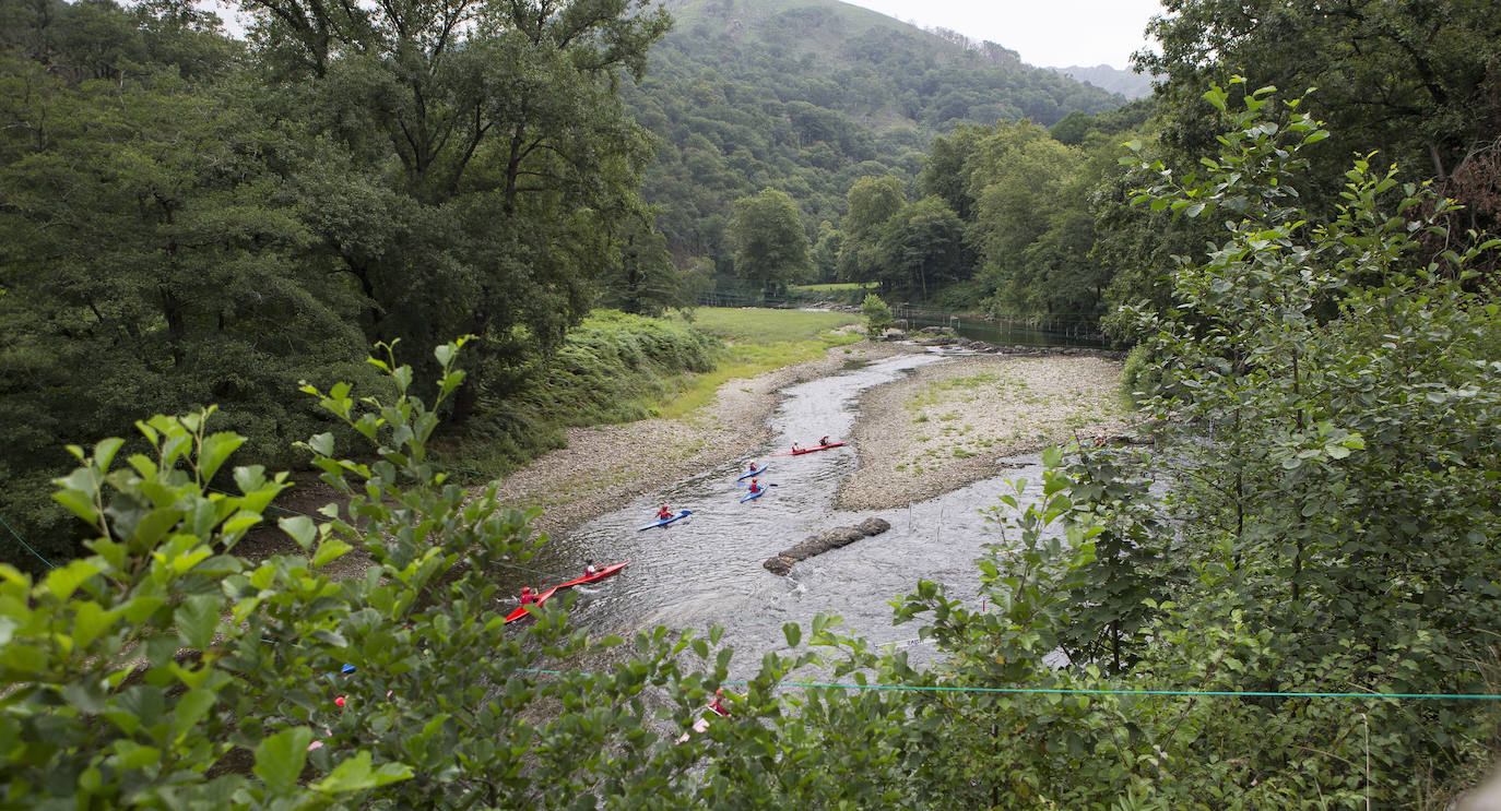 El tío del joven ahogado en el Bidasoa ha recibido el último adiós de su tío, que ha visitado el recurso de Cruz Roja en Hilanderas y el punto en el que su sobrino se lanzó al río.