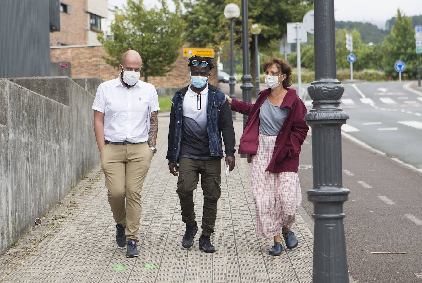 El tío del joven ahogado en el Bidasoa ha recibido el último adiós de su tío, que ha visitado el recurso de Cruz Roja en Hilanderas y el punto en el que su sobrino se lanzó al río.