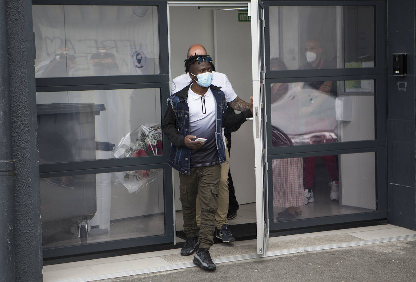 El tío del joven ahogado en el Bidasoa ha recibido el último adiós de su tío, que ha visitado el recurso de Cruz Roja en Hilanderas y el punto en el que su sobrino se lanzó al río.