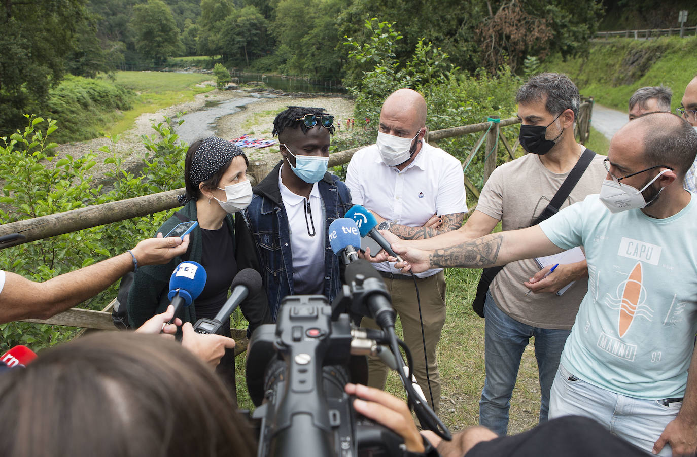 El tío del joven ahogado en el Bidasoa ha recibido el último adiós de su tío, que ha visitado el recurso de Cruz Roja en Hilanderas y el punto en el que su sobrino se lanzó al río.