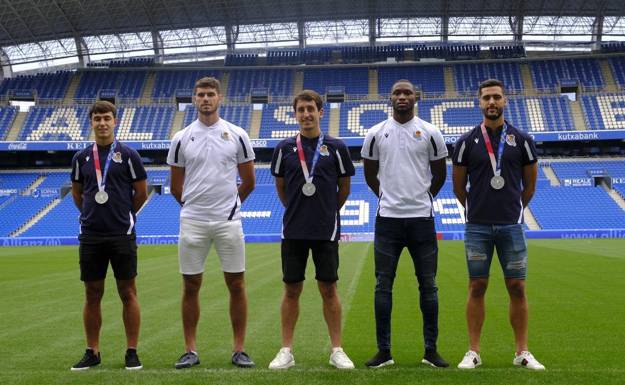 Los cinco deportistas olímpicos en el césped del Reale Arena. 