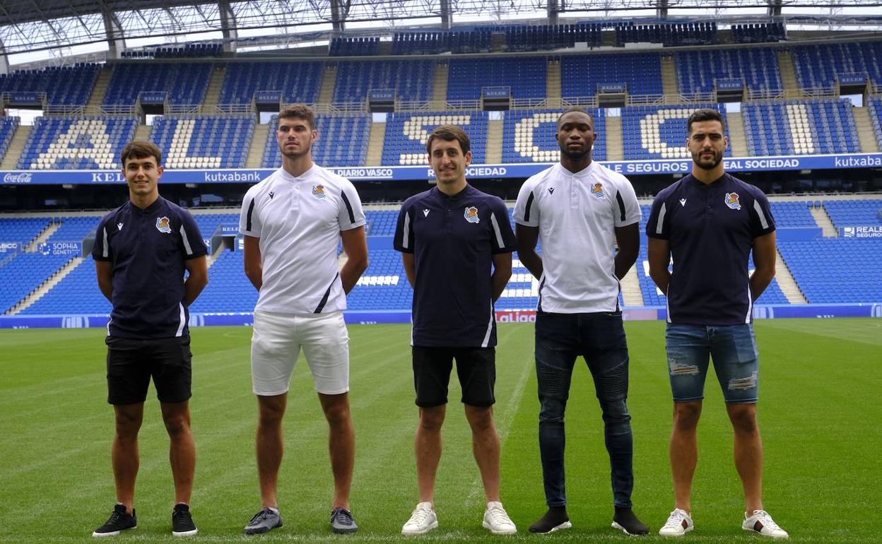 Los deportistas olímpicos de la Real en el homenaje de este viernes. 
