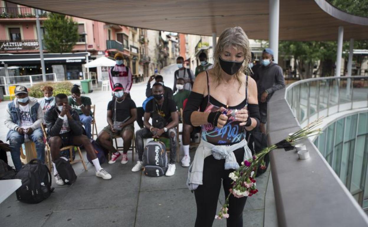 Garbiñe Imaz, una de las voluntarias que estuvo con Abdoulaye, prende unas velas en su memoria. 