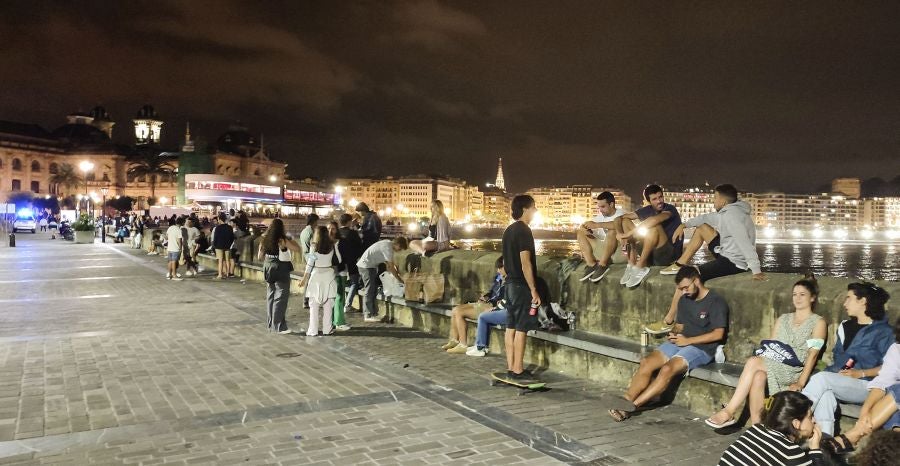 Fotos: Bullicio y botellones por la víspera de la Virgen
