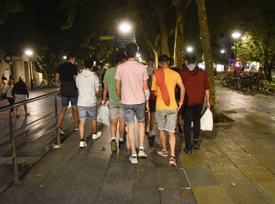 Fotos: Bullicio y botellones por la víspera de la Virgen