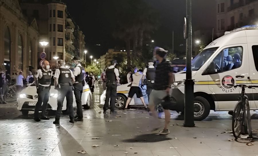 Fotos: Bullicio y botellones por la víspera de la Virgen